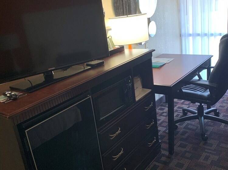 Номер Стандарт 2 Двуспальные Кровати, Howard Johnson By Wyndham Oklahoma City Okc Airport, Fairgrounds, I40