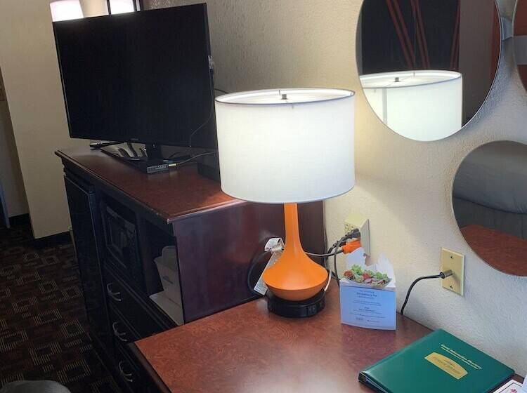 غرفه قياسيه سريرين مزدوجين, Howard Johnson By Wyndham Oklahoma City Okc Airport, Fairgrounds, I40