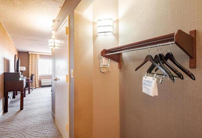 Номер Deluxe Кровать Кинг, Wyndham Omaha Hotel West Dodge