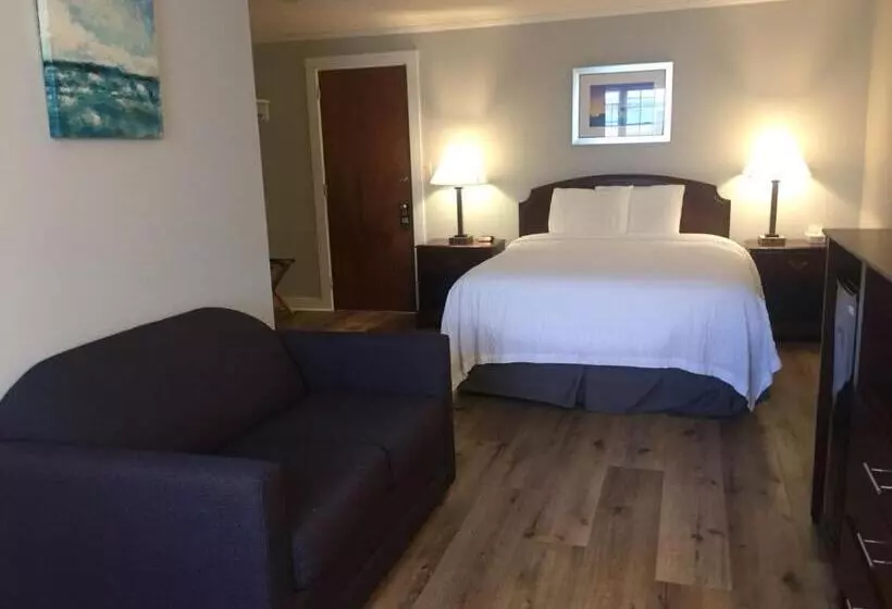 اتاق لوکس با وان آب گرم, Hyannis Inn