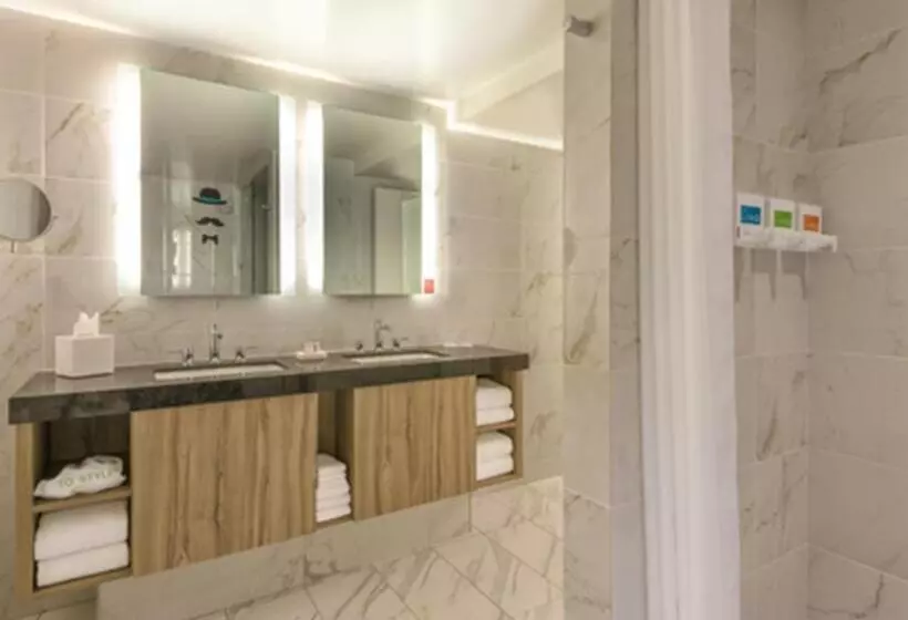 سوئیت جونیور با تخت بزرگ, The Linq Hotel + Experience
