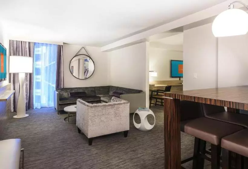 سوئیت جونیور با تخت بزرگ, The Linq Hotel + Experience