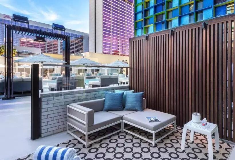 کلبه دلوکس, The Linq Hotel + Experience