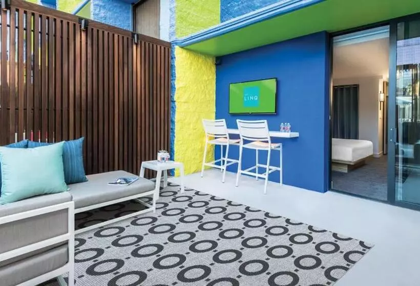 کلبه دلوکس, The Linq Hotel + Experience