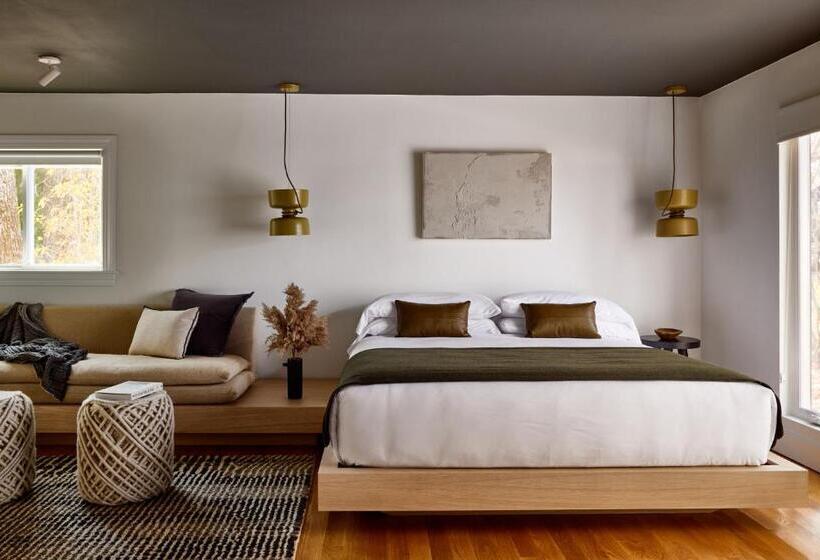 كابينة ديلوكس, Awol Kennebunkport