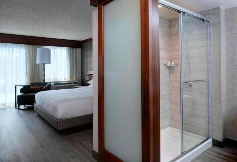 غرفة كلوب سرير كينج, Detroit Marriott Southfield