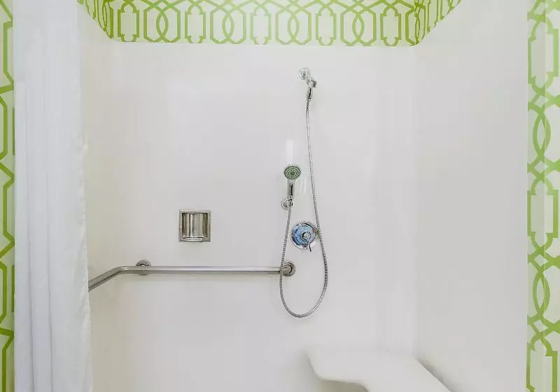 اتاق استاندارد با تخت بزرگ برای معلولان, Indigo Anaheim, An Ihg