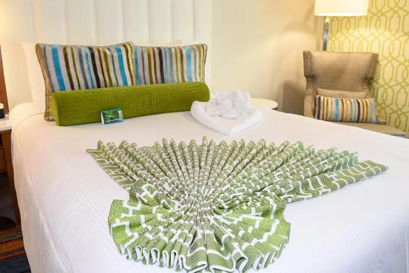 اتاق استاندارد با تخت بزرگ برای معلولان, Indigo Anaheim, An Ihg