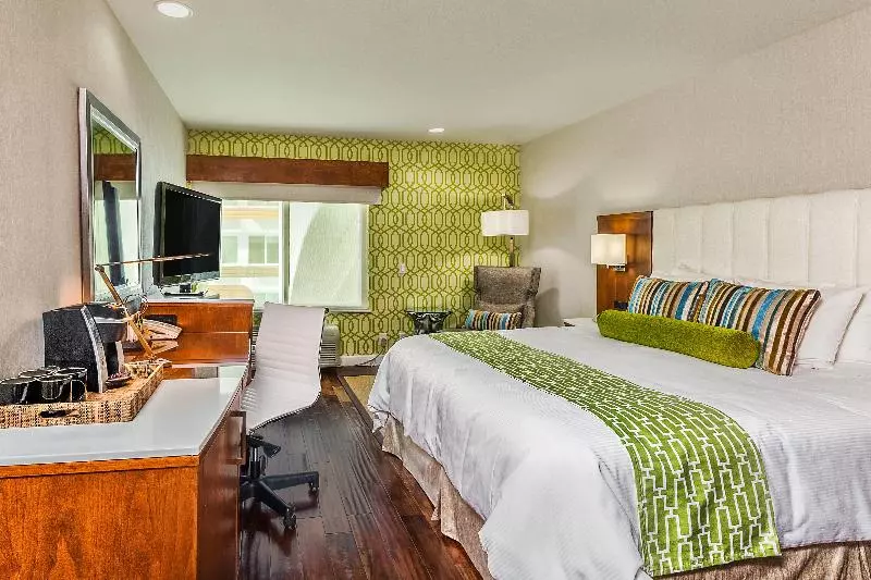 اتاق استاندارد با تخت بزرگ, Indigo Anaheim, An Ihg