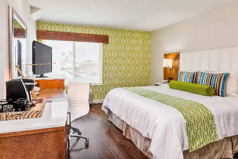 اتاق استاندارد با تخت بزرگ, Indigo Anaheim, An Ihg