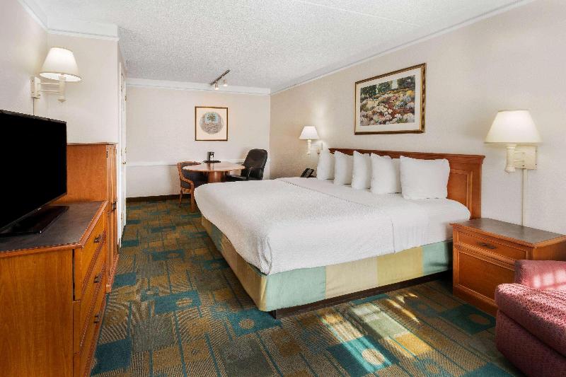 带大床的豪华间, La Quinta Inn By Wyndham Albuquerque Northeast
