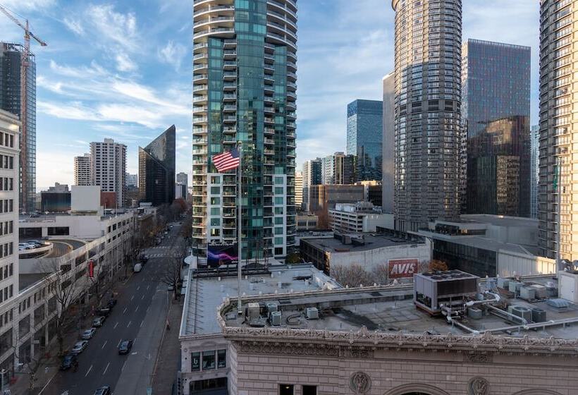 סוויטה דלוקס, Mayflower Park