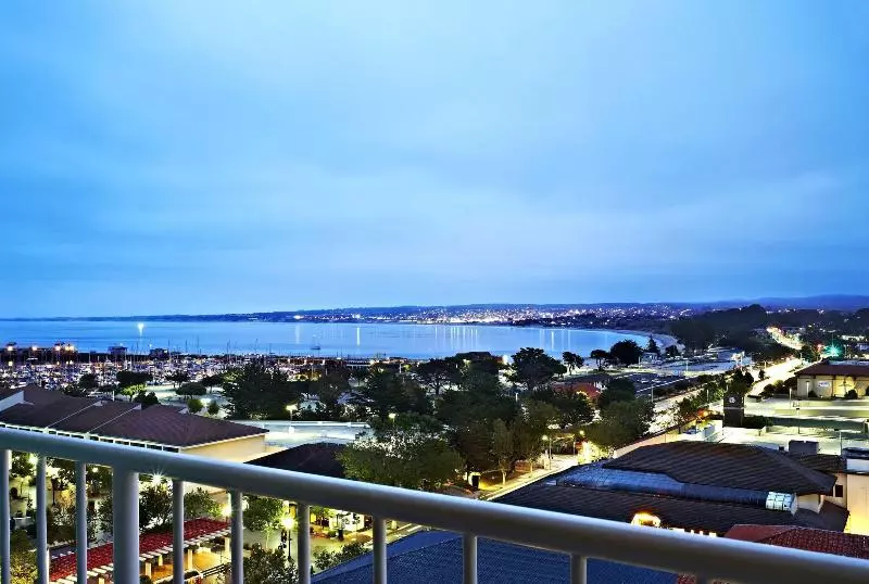 キングサイズベッドのスタンダードルーム, Monterey Marriott