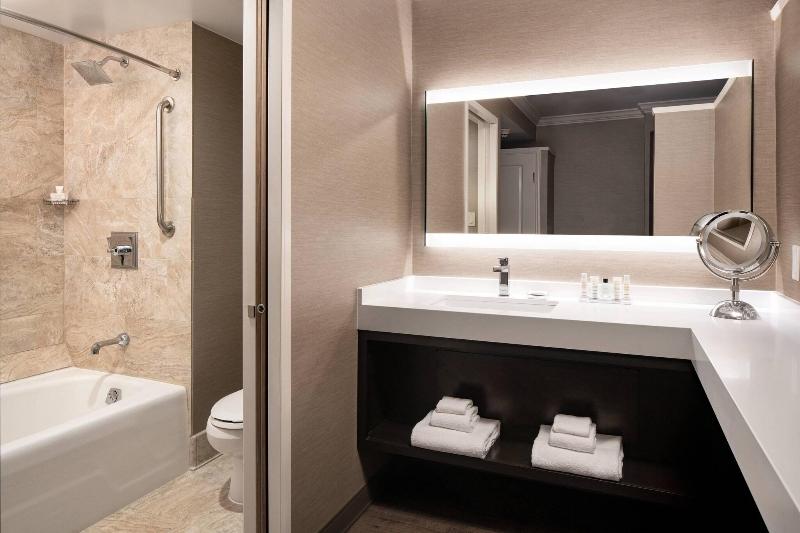 Стандартный Номер Кровать Кинг, Monterey Marriott