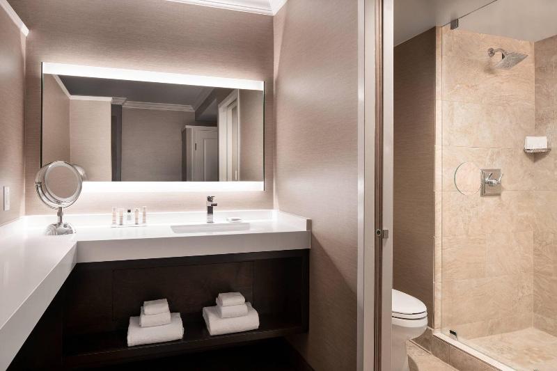 带观景的标准间, Monterey Marriott