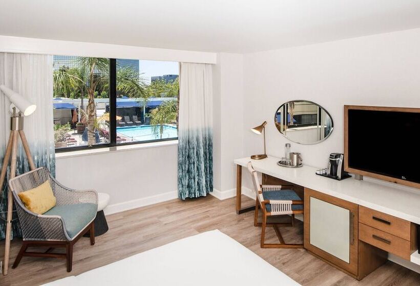 غرفه قياسيه سريرين مزدوجين, Renaissance Newport Beach