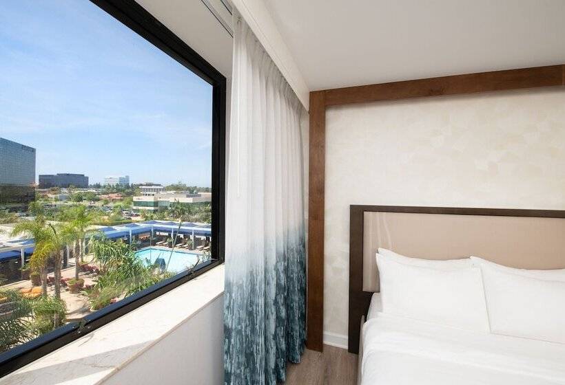 غرفه قياسيه سريرين مزدوجين, Renaissance Newport Beach