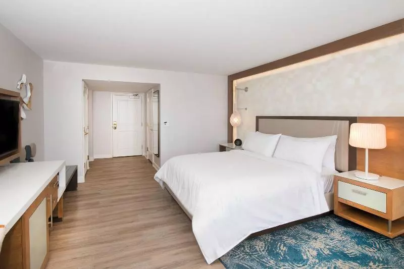 اتاق استاندارد با تخت بزرگ, Renaissance Newport Beach