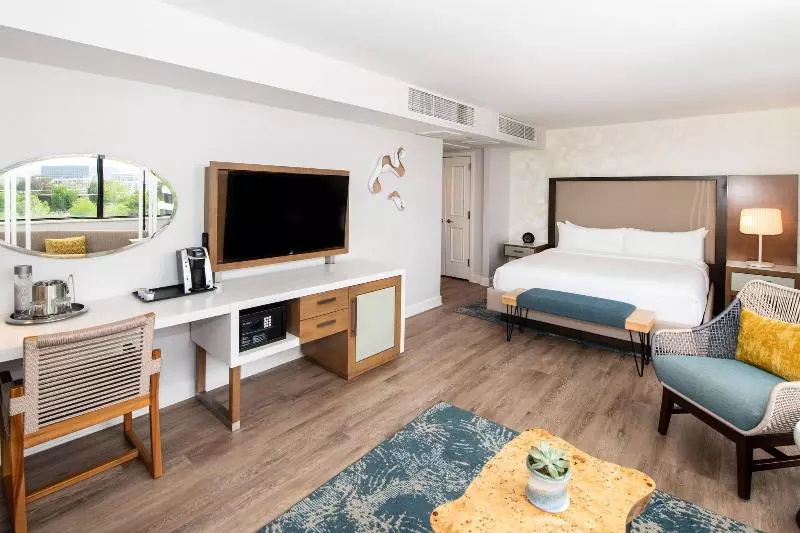 سوئیت جونیور با تخت بزرگ, Renaissance Newport Beach