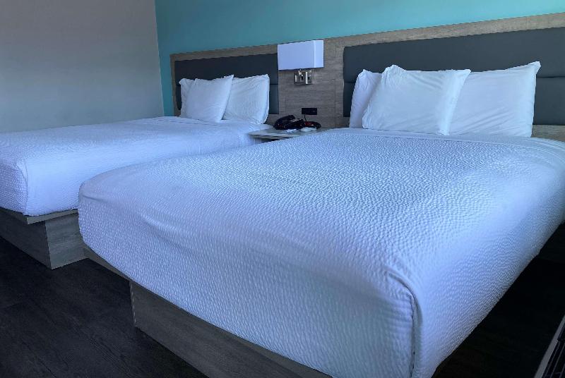 חדר סטנדרט עם מיטת קווין, Travelodge By Wyndham Lax