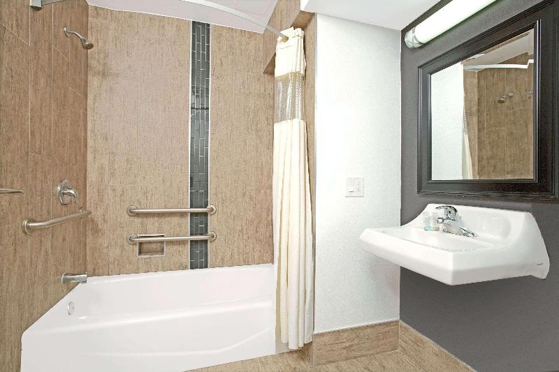 חדר סטנדרט עם מיטת קווין, Travelodge By Wyndham Lax