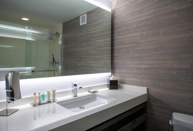 غرفة كلوب سرير كينج, Tysons Corner Marriott