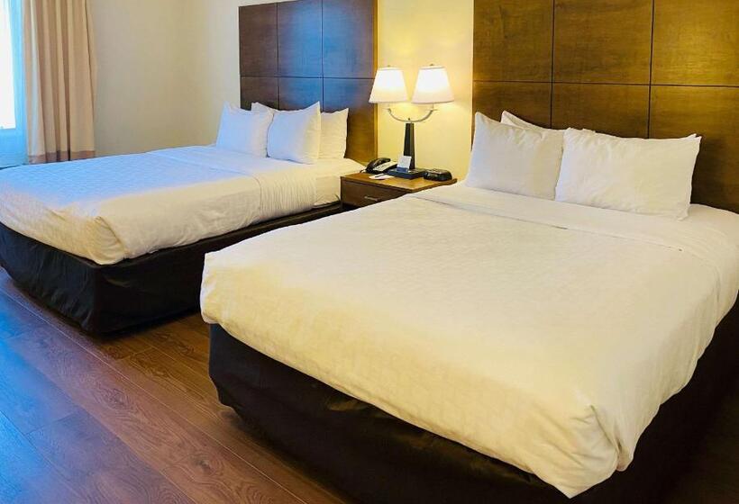 غرفة قياسية مطلّة علي حمام السباحة, Clarion Hotel & Conference Center