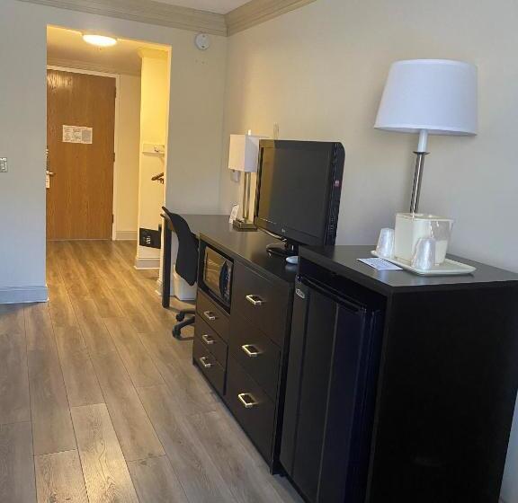 غرفة قياسية سرير كينج لذوى الإحتياجات الخاصة, Clarion Hotel & Conference Center