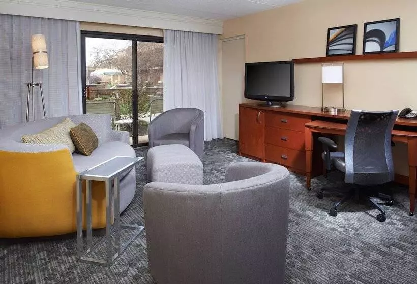 سوییت, Courtyard By Marriott Rockford