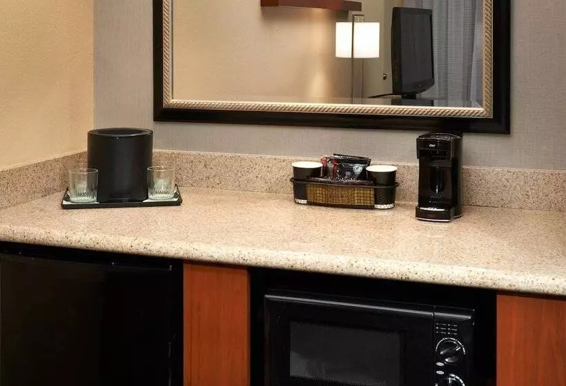 سوییت, Courtyard By Marriott Rockford