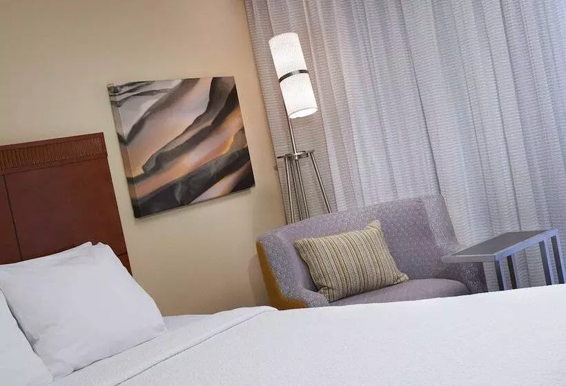 سوییت, Courtyard By Marriott Rockford