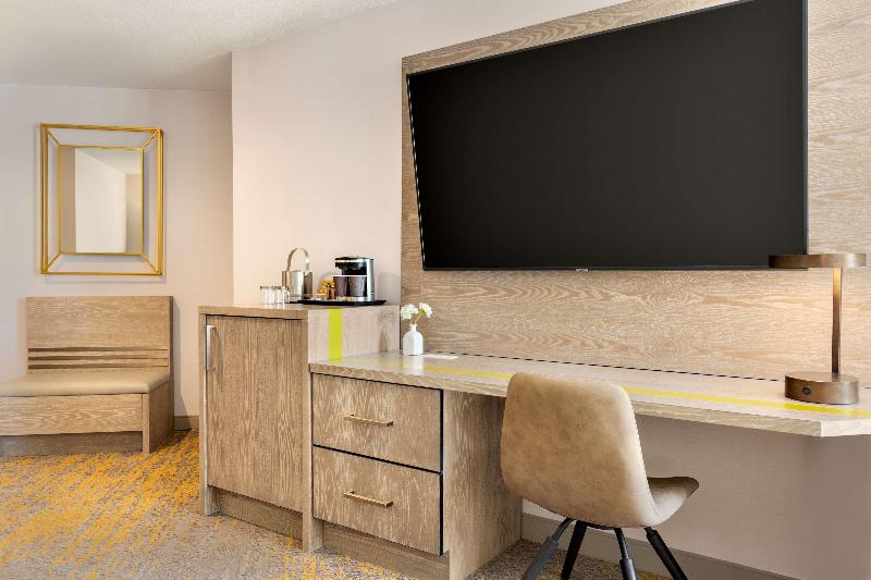 带大床的标准间, Doubletree By Hilton Campbell  Pruneyard Plaza