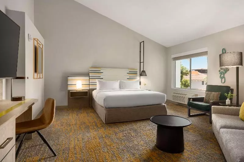 اتاق استاندارد با تخت بزرگ, Doubletree By Hilton Campbell  Pruneyard Plaza