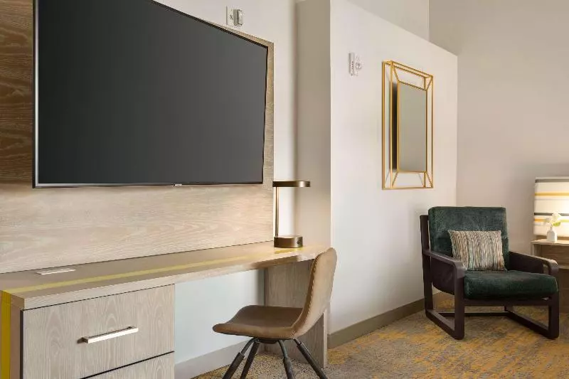 اتاق استاندارد با تخت بزرگ, Doubletree By Hilton Campbell  Pruneyard Plaza