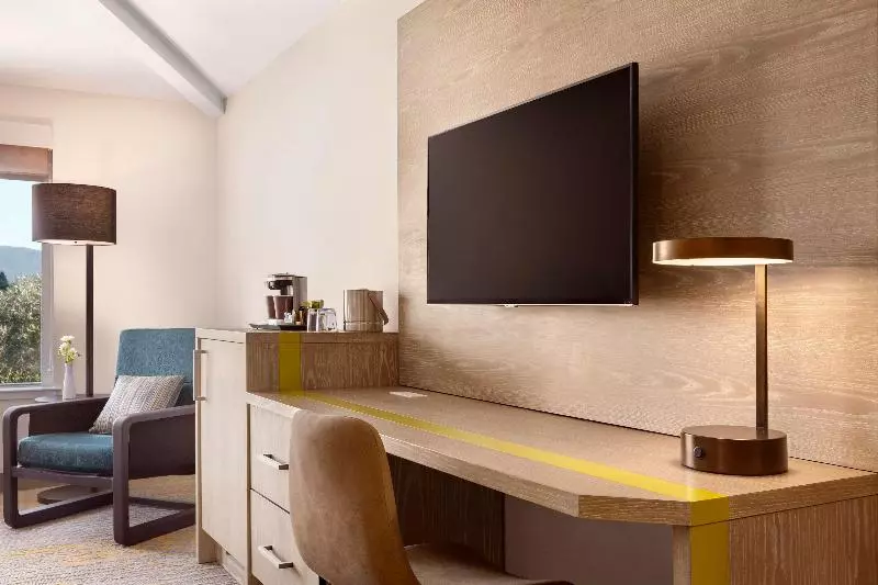اتاق استاندارد با تخت بزرگ, Doubletree By Hilton Campbell  Pruneyard Plaza