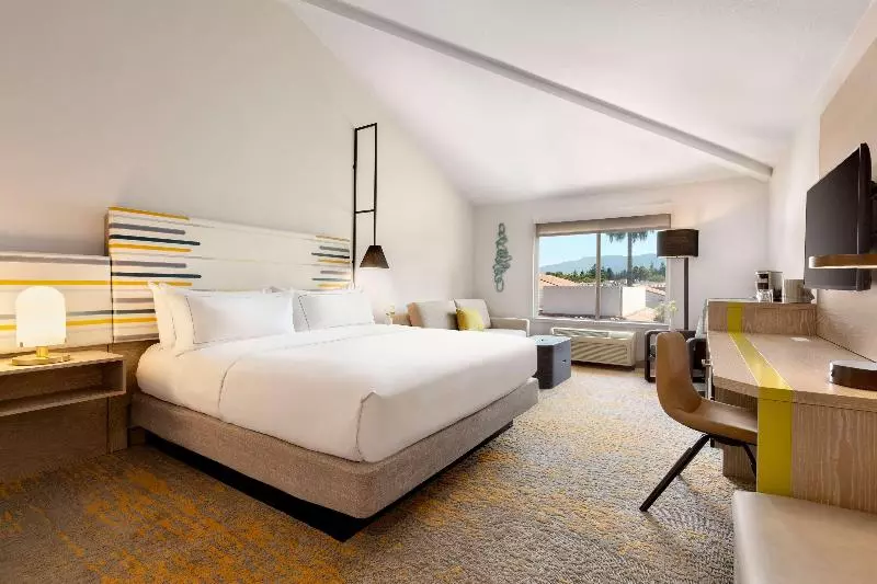 اتاق استاندارد با تخت بزرگ, Doubletree By Hilton Campbell  Pruneyard Plaza
