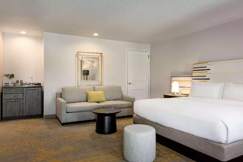 اتاق استاندارد با تخت بزرگ, Doubletree By Hilton Campbell  Pruneyard Plaza