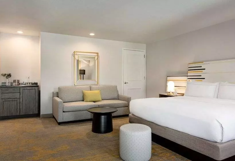 سوییت جونیور با بالکن, Doubletree By Hilton Campbell  Pruneyard Plaza