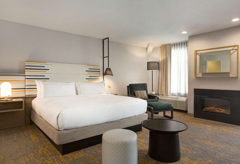 جناح جونيور مزوَّد بشرفة, Doubletree By Hilton Campbell  Pruneyard Plaza