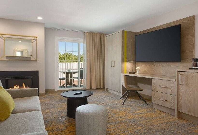 小型套房带阳台, Doubletree By Hilton Campbell  Pruneyard Plaza