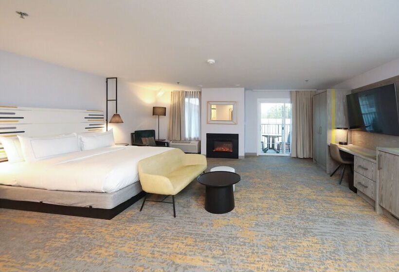 جناح جونيور مزوَّد بشرفة, Doubletree By Hilton Campbell  Pruneyard Plaza