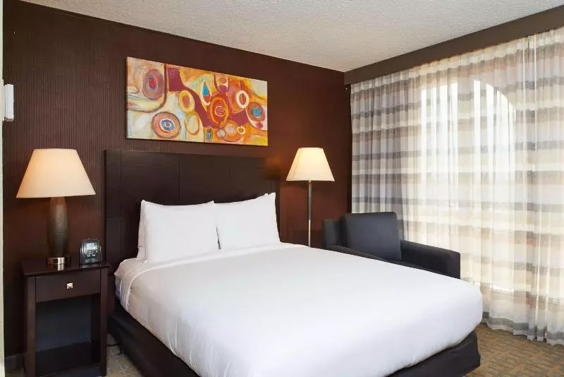 キングサイズベッドのスタンダードルーム, Doubletree By Hilton Dallas   Market Center