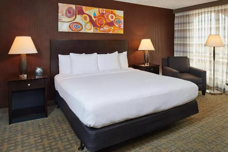 キングサイズベッドのスタンダードルーム, Doubletree By Hilton Dallas   Market Center