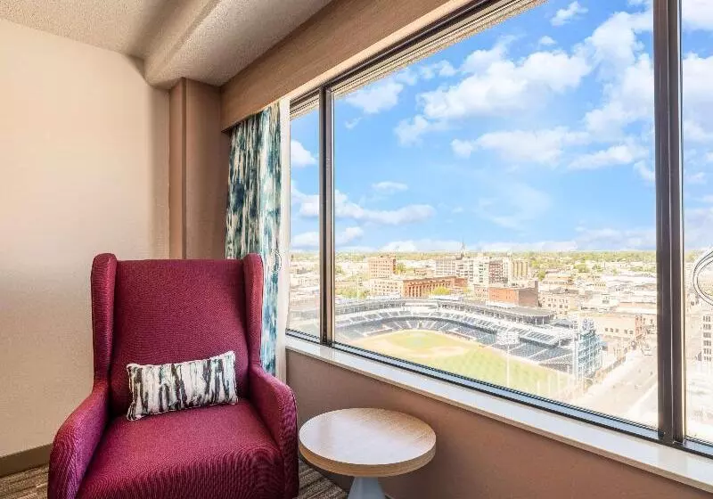 キングサイズベッドのスタンダードルーム, Hilton Garden Inn Toledo Downtown