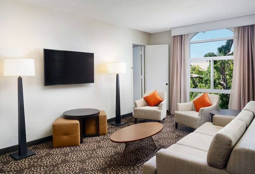 جناح, Hilton Oakland Airport