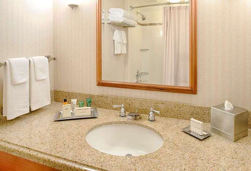 غرفه قياسيه سريرين مزدوجين, Hilton Oakland Airport