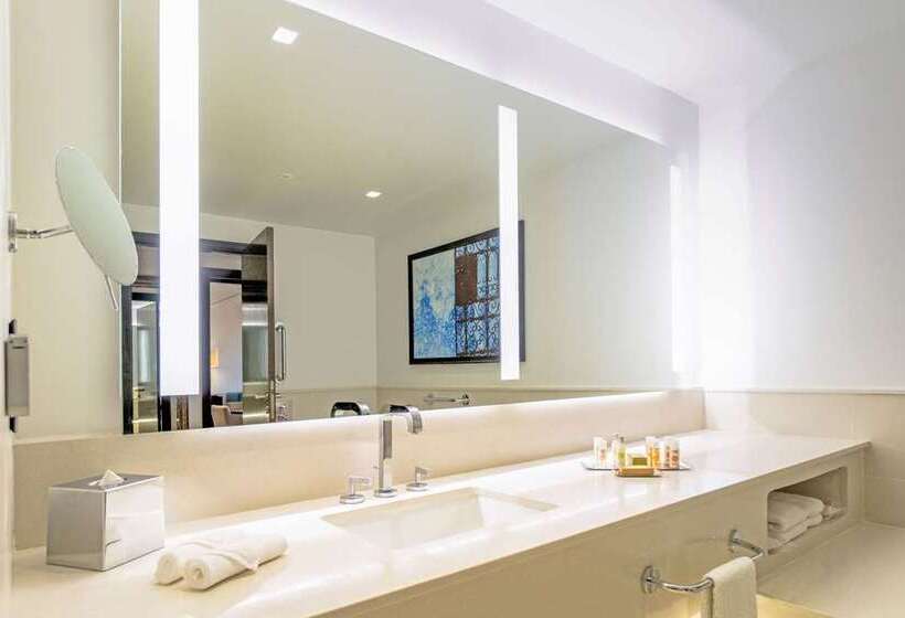 غرفه قياسيه سريرين مزدوجين, Hilton Oakland Airport