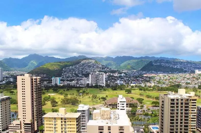 Deluxe Room Mountain View, Hilton Waikiki Beach Resort & Spa