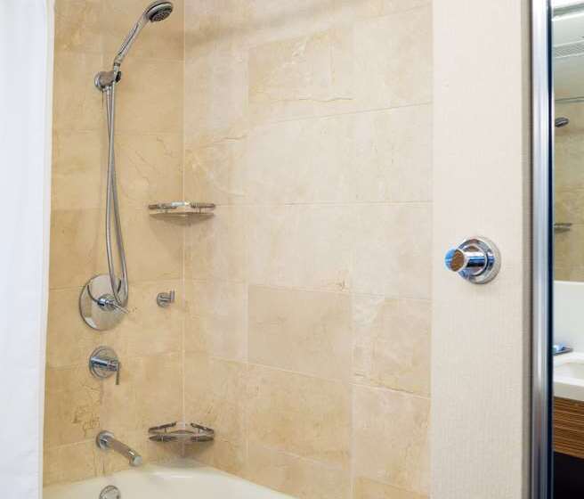 חדר סטנדרט שתי מיטות זוגיות, Hilton Waikiki Beach Resort & Spa