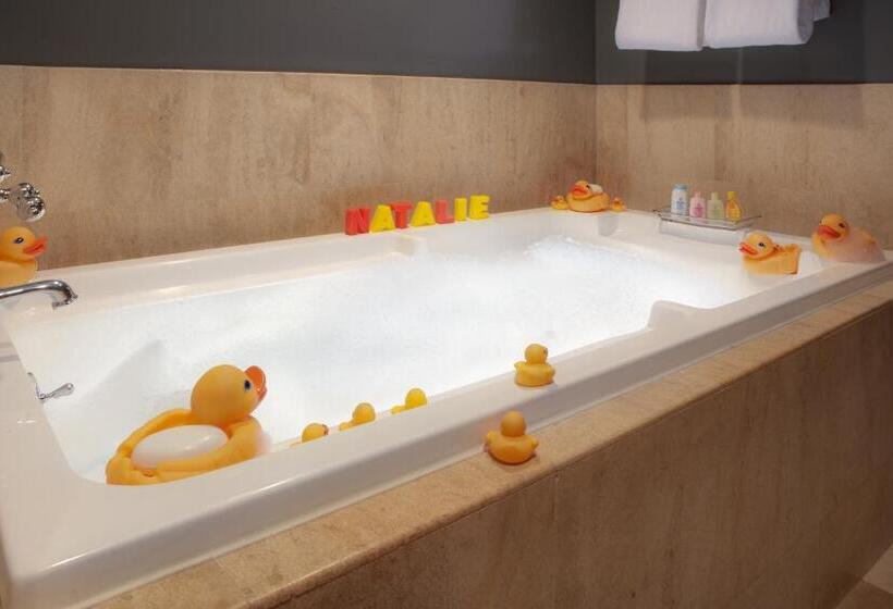 جناح جونيور إداري, Luxe Sunset Boulevard